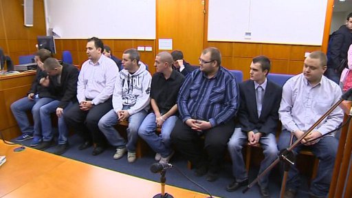 Soud s hokejovými fanoušky