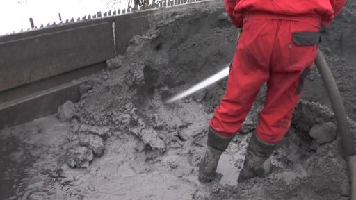 Záchranáři dnes dokončili zasypávání jámy po staré šachtě