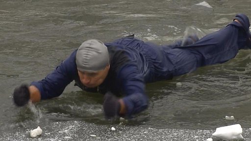 V Třebíči ukazovali, jak vypadá proboření tenkého ledu pod člověkem