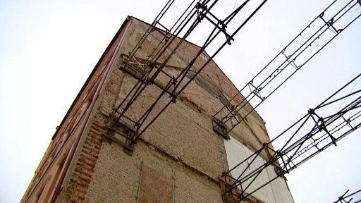 V lázeňském centru Karlových Varů přibývá nedokončených staveb