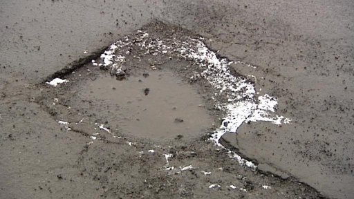 Řidiči na Karlovarsku mohou hlásit díry v silnicích po telefonu