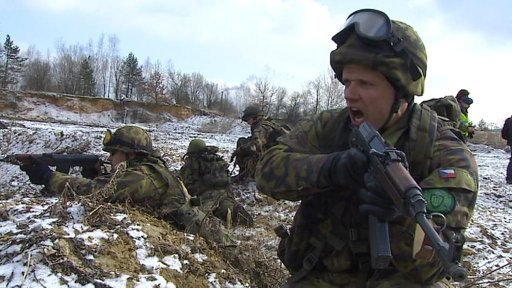 Pod palbou zbraní dnes vojáci testovali budoucí zdravotnické záchranáře