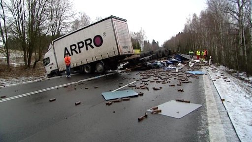 Po havárii kamionu silnici zasypaly tisíce lahví