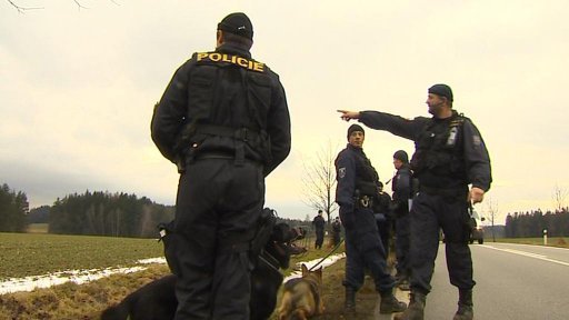 Rozsáhlá pátrací akce u Jindřichova Hradce měla dovést policisty k nebezpečnému muži