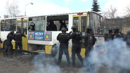 Policejní pořádkové jednotky nacvičovaly v Litvínově zásah proti výtržníkům v MHD