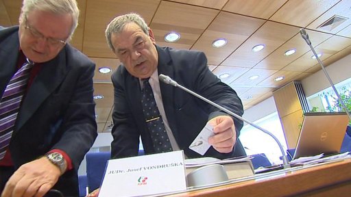 Exposlanec KSČM Vondruška, souzený za údajné bití politického vězně, je zastupitelem Libereckého kraje