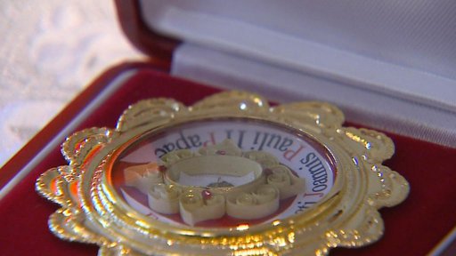 Do Česka dnes doputovala symbolická část ostatků bývalého papeže Jana Pavla II.