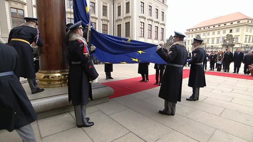 Na Pražském hradě prezident Miloš Zeman a předseda Evropské komise José Barrosa společně přihlíželi vztyčení evropské vlajky