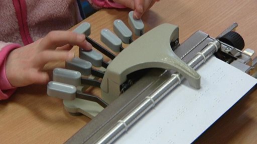 Základní škola v podkrkonošském Pilníkově učí i nevidomou dívku.