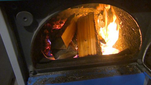 Majitel paneláků ve Šluknově začal domy vytápět dřevem a uhlím