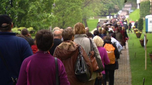 Na korunovační klenoty se zase stojí fronty