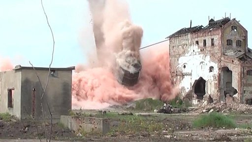 V Lenešicích zbourali 73 metrů vysoký osmiboký komín