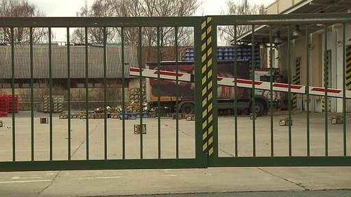 Ozbrojení lupiči v Chýni přepadli auto bezpečnostní agentury a odnesli miliony.