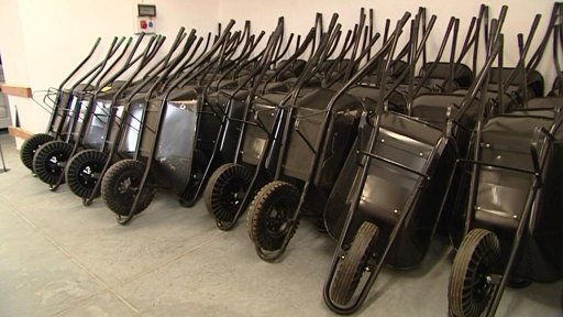 Humanitární základna posílá denně tisíce kusů materiálu