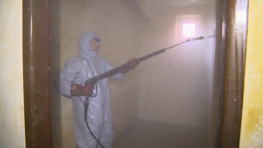 Protichemická vojenská jednotka likviduje v Ústí nad Labem naplavené nečistoty z vytopených domů