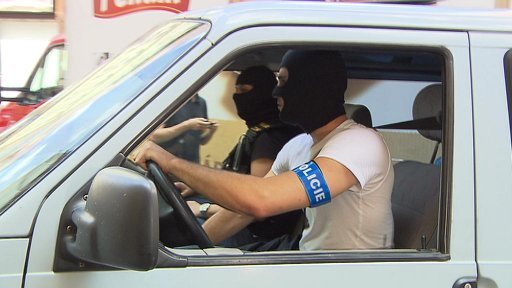 Stovky policistů od noci zasahovaly v několika klíčových institucích - jde o jednu z největších akcí ÚOOZ