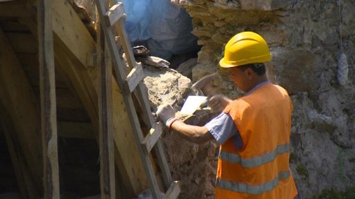 Historický most v Ronově nad Sázavou se konečně po dvou letech opravuje