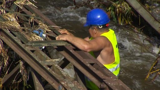 Vodohospodáři v Českém Krumlově vytáhli z Vltavy most stržený povodní