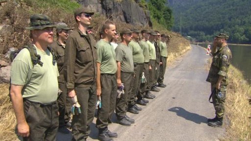 Vojáci v záloze pomáhali po povodni