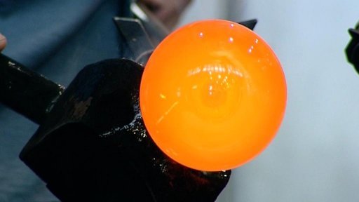 Výroba zlatých a stříbrných křišťálových glóbů pro MFF v Karlových Varech