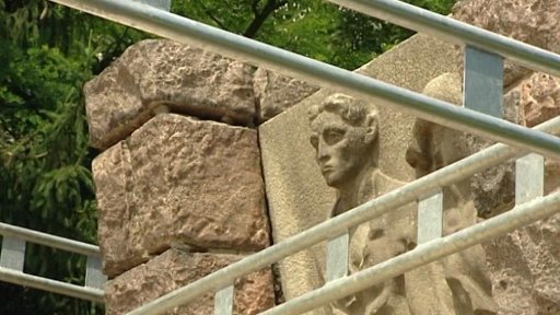 Pozůstalé po obětech heydrichiády zaskočila oprava památníku v době piety