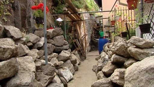 Dům v Bečově ohrožuje sesunutý svah