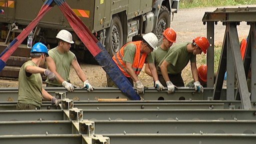 Armáda dál pomáhá po povodních