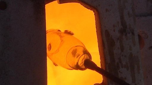 Tavení skla dřevem