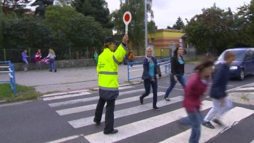 Pátým rokem funguje v Mostě dohledová služba u přechodů pro chodce