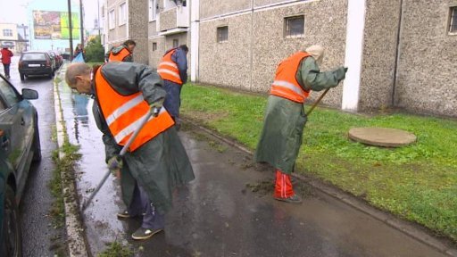 Desítka nezaměstnaných v Jirkově našla dočasnou práci pro potřeby radnice