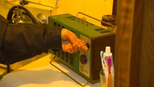 Lidé v bloku číslo 5 v Mostě žijí už třetí zimu bez dodávek tepla, musí si sami přitápět elektrickými kamny