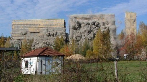 Střelmistři odpalují nálože v kamenolomu u Děpoltovic