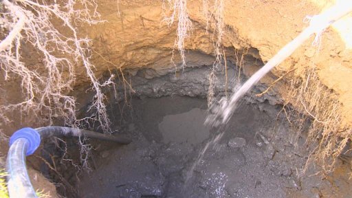 Zasypávání propadu země v Horním Jiřetíně