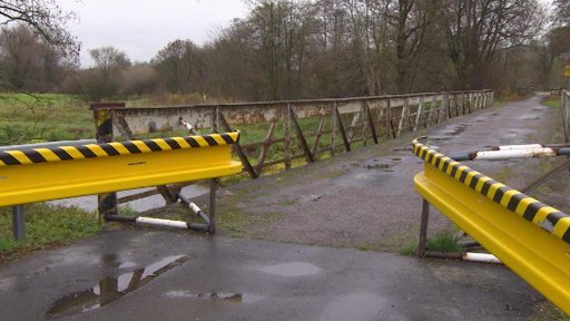 Uzavřené mosty komplikují život obyvatelům obce Pamětník nedaleko Chlumce nad Cidlinou