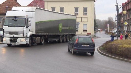 Krajské silnice ničí přetížené kamiony