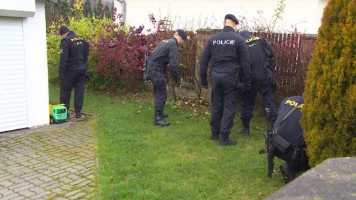 Kriminalisté dopoledne s pomocí policistů ze speciální pořádkové jednotky prohledávali okolí domu, kde byl v pondělí zastřelen vlivný člen ČSSD Roman Houska