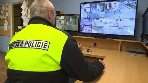 Za krádeže laviček musejí uklízet město