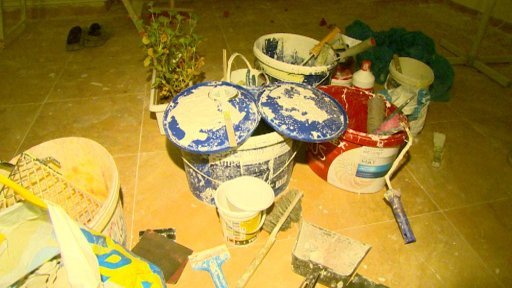 Lidé, kteří byli vytopeni při červnových povodních a ještě nezačali s opravami, se nemusejí obávat, že přijdou o slíbenou státní dotaci