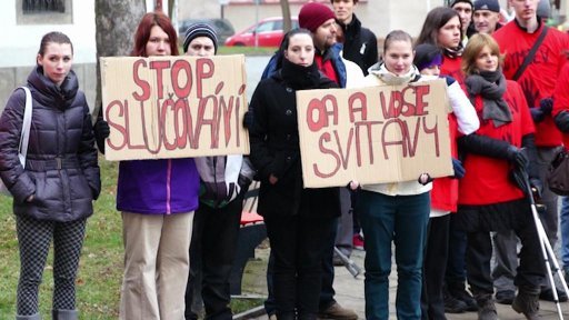 Odpůrci slučování škol protestovali před sídlem Pardubického kraje