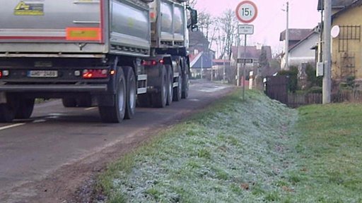Lidé z Otovic na Broumovsku si stěžují na průjezdy těžkých nákladních aut