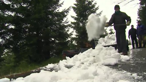 Z Jizerské magistrály při oblevě místy odtál sníh, do terénu proto museli pracovníci s lopatami