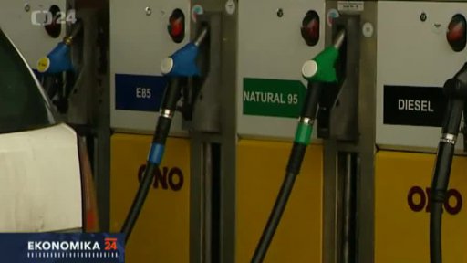 Benzinu se prodává méně