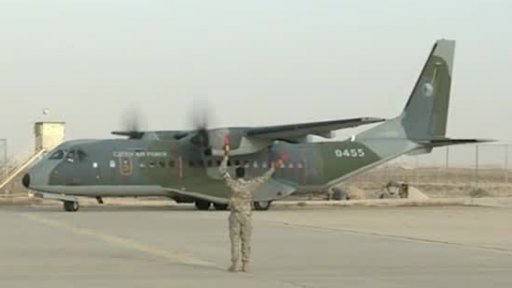 Čeští vojáci a letoun CASA na Sinaji