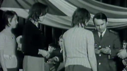 Předávání občanských průkazů v Kralupech (1973)