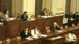 Vláda chce vězněným poslancům sebrat plat