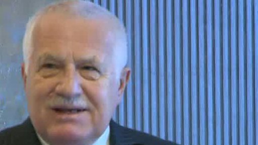 Zlínští starostové a školy sundávají Klausovy portréty