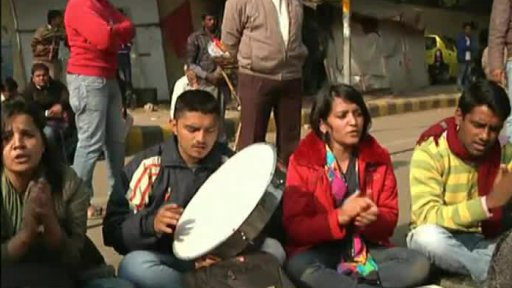 Pět Indů vyslechlo obžalobu ze znásilnění