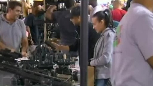 Obama o přísnější kontrole zbraní