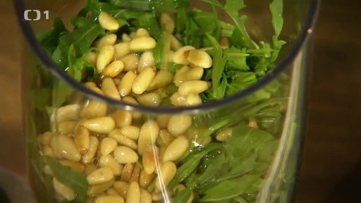 Sendvič se šunkou, mozzarellou a pestem