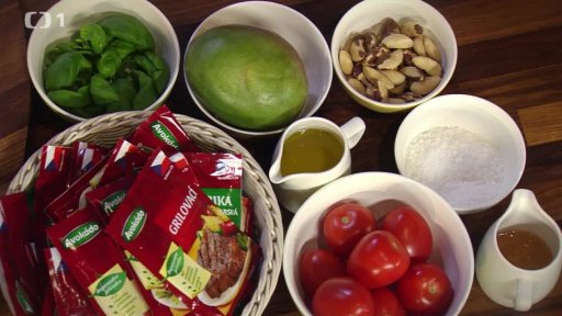 Tomatový salát s mangem a praženými para ořechy